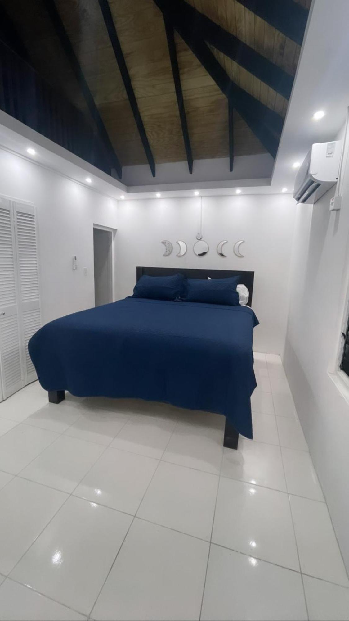 Queens Palace -Montego Bay Airport Suite Esterno foto
